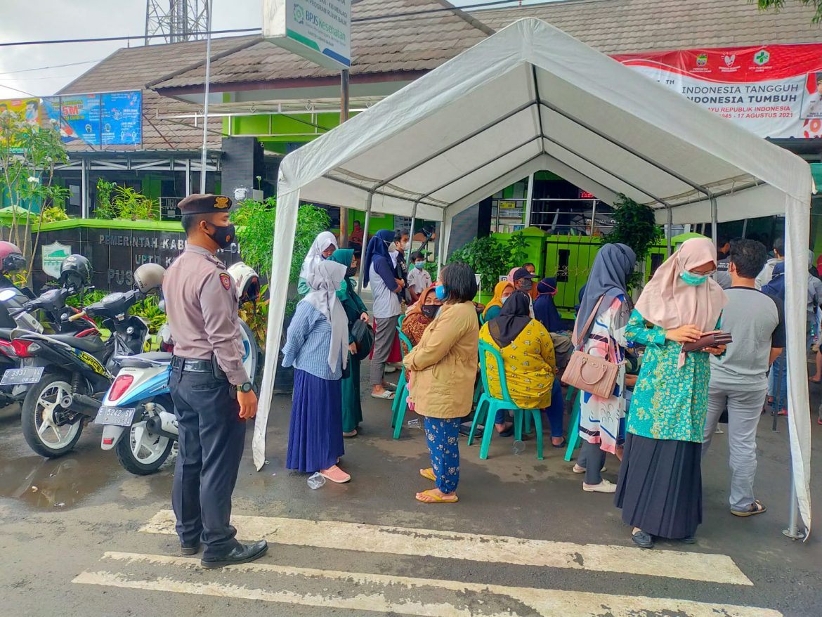 Selain Memberikan Rasa Aman dan Nyaman Saat Vaksinasi Anggota Samapta Polres Ciamis Edukasi Prokes
