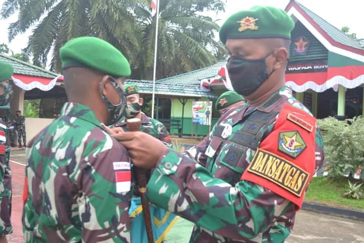 Satgas Pamtas Yonif Mekanis 643/Wns Gelar Acara Kenaikan Pangkat Di Daerah Penugasan