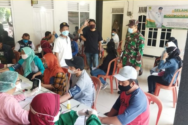 Babinsa Desa Wanaherang Peltu Jantra Monitoring Giat Pelaksanaan Vaksinasi Sinovac Tahap 1 dan 2