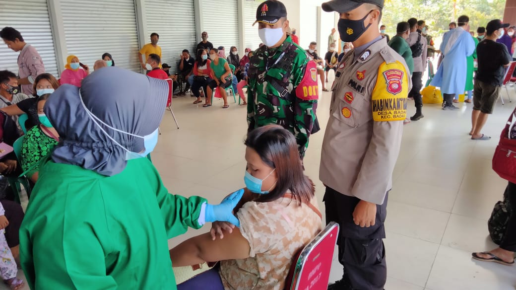 Sinegritas Satgas Yonif 144/JY Dengan Polri Gebyar Vaksinasi Covid-19 di Perbatasan