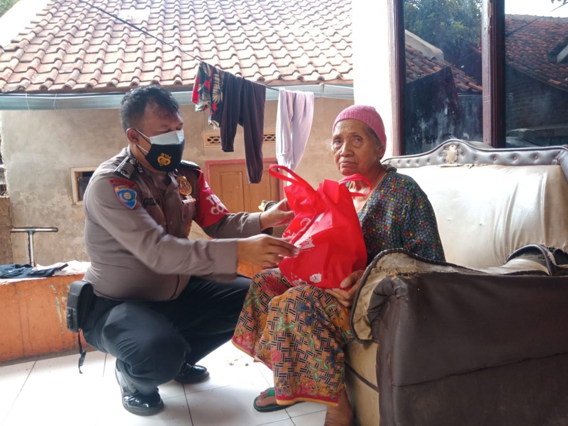 Polri Salurkan Bansos Dari Alumni Akabri 96 Bhratasena Kepada Warga Yang Membutuhkan