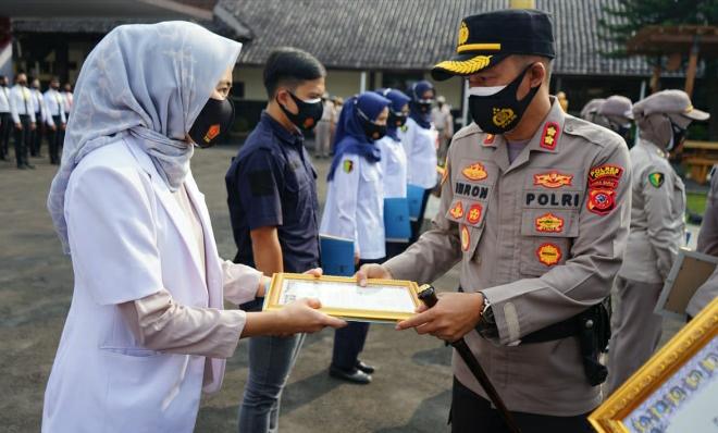 Polisi Berikan Penghargaan Kepada 17 Tenaga Vaksinator Covid-19