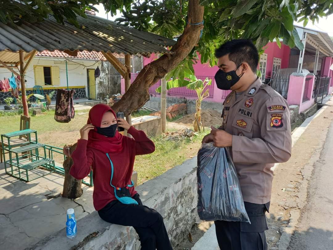 Polisi Bagikan Masker Upaya Pencegahan Penularan Covid-19