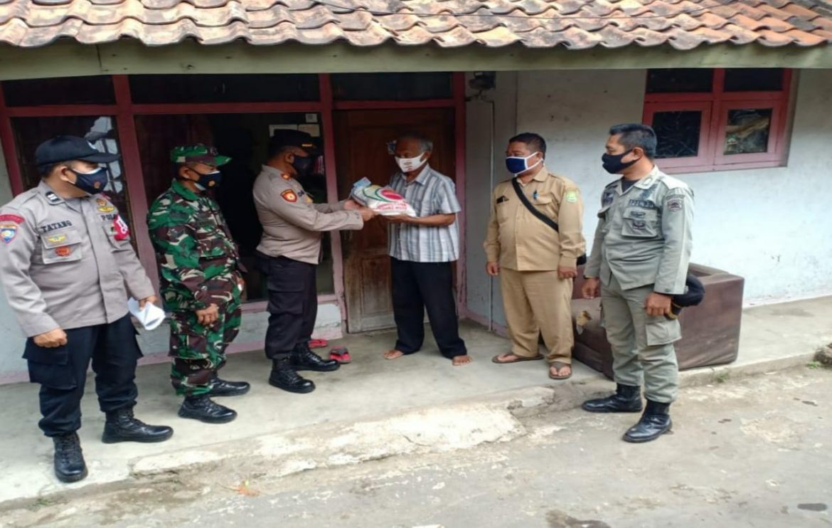 Bansos Sebanyak 3.000 Kg Beras Di Salurkan Polisi Kepada Masyarakat Tidak Mampu