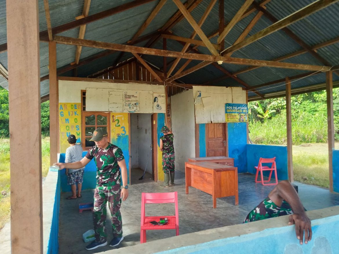 Semangat Gotong Royong TNI Dan Warga Bersihkan Posyandu Di Papua