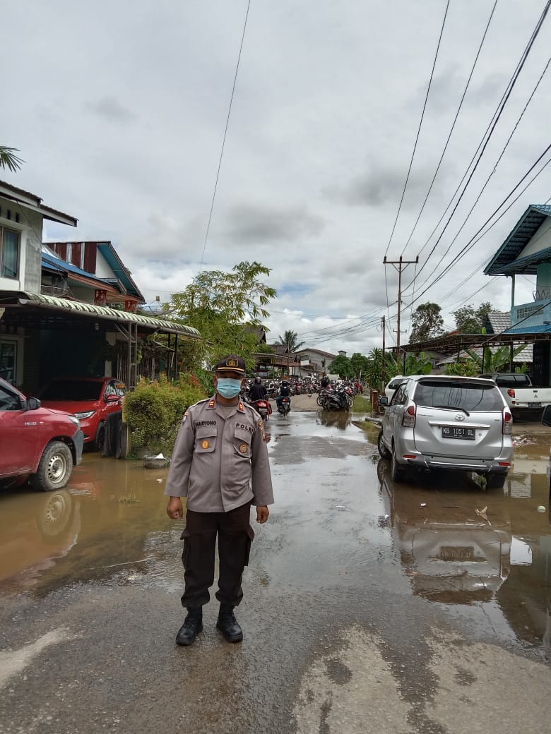 Beri Himbauan Kamtibmas Disaat Banjir, Satbinmas Polres Melawi Sambangi Masyarakat