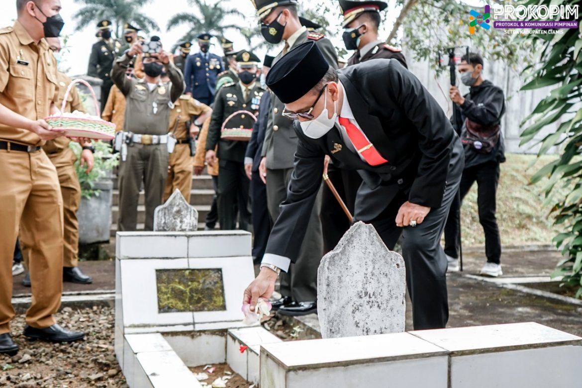Bupati Ciamis Ikuti Upacara Ziarah Taman Makam Pahlawan Dalam Rangka HUT TNI ke-76