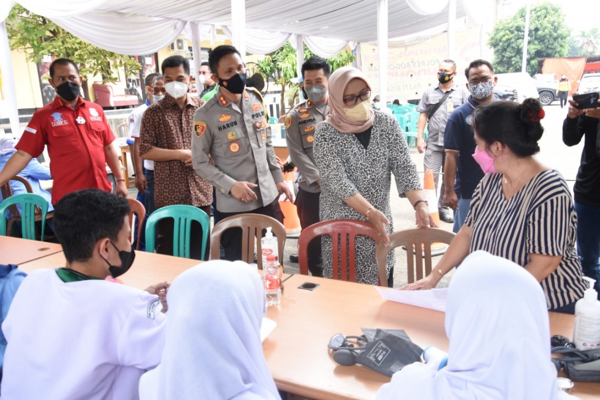 Bupati Bogor Bersama Kapolres Tinjau Langsung Pelaksanaan Vaksinasi Covid19 di Polsek Cileungsi