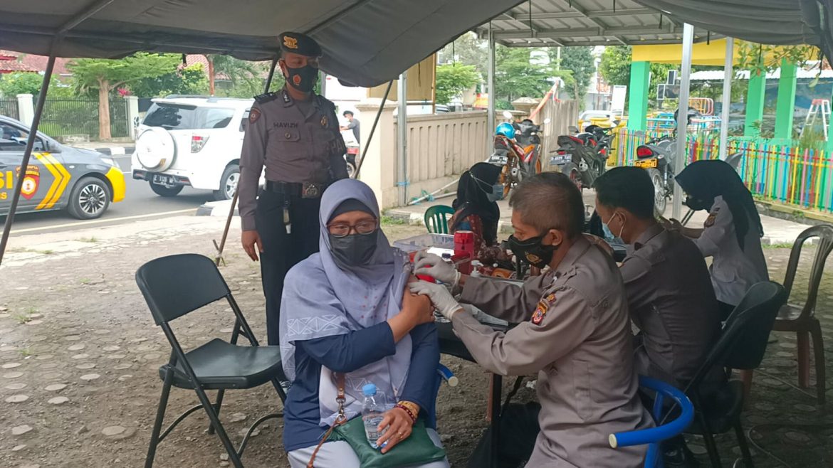 Jajaran Personel Polres Ciamis Laksanakan Pengamanan Vaksinasi Covid 19 di Area Klinik Pratama