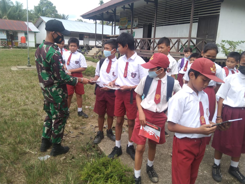Tingkatkan Semangat Belajar Satgas Yonif 144/JY Berikan Sargal Kepada Anak SDN 1 di Perbatasan