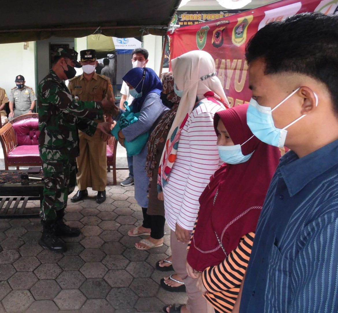 Dalam Rangka Menyambut HUT TNI Yang ke 76 Danramil 0621-05 /Gn.Putri Kapten Bambang Mujianto Giat Penyaluran Bantuan Sosial Sembako Secara Simbolik Kepada Warga yang Terdampak Covid 19