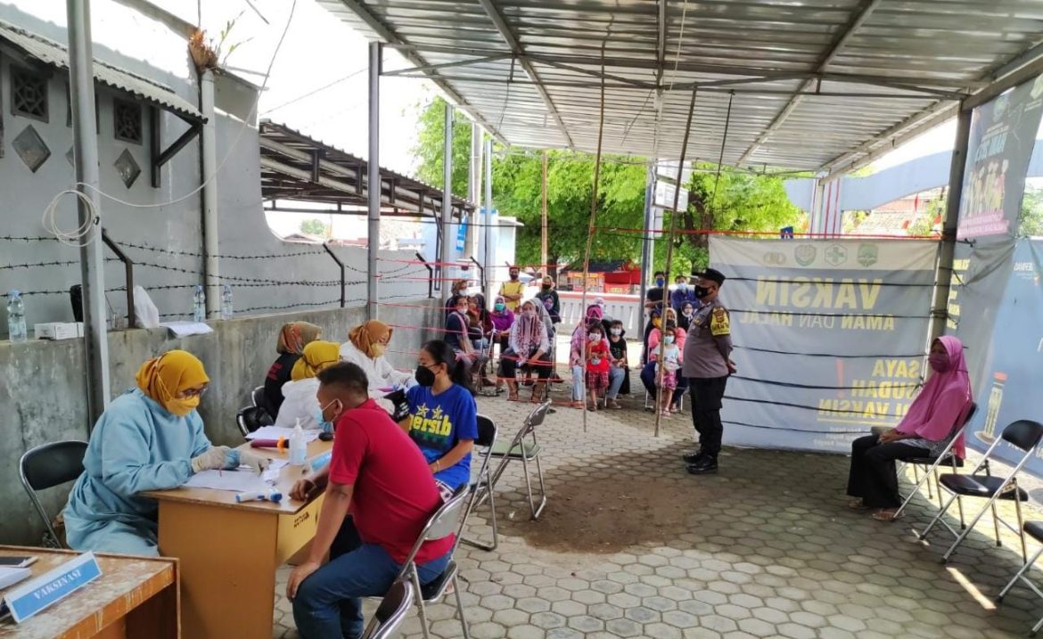 Berikan Rasa Nyaman, Anggota Polisi Monitoring Pelaksanaan Vaksinasi