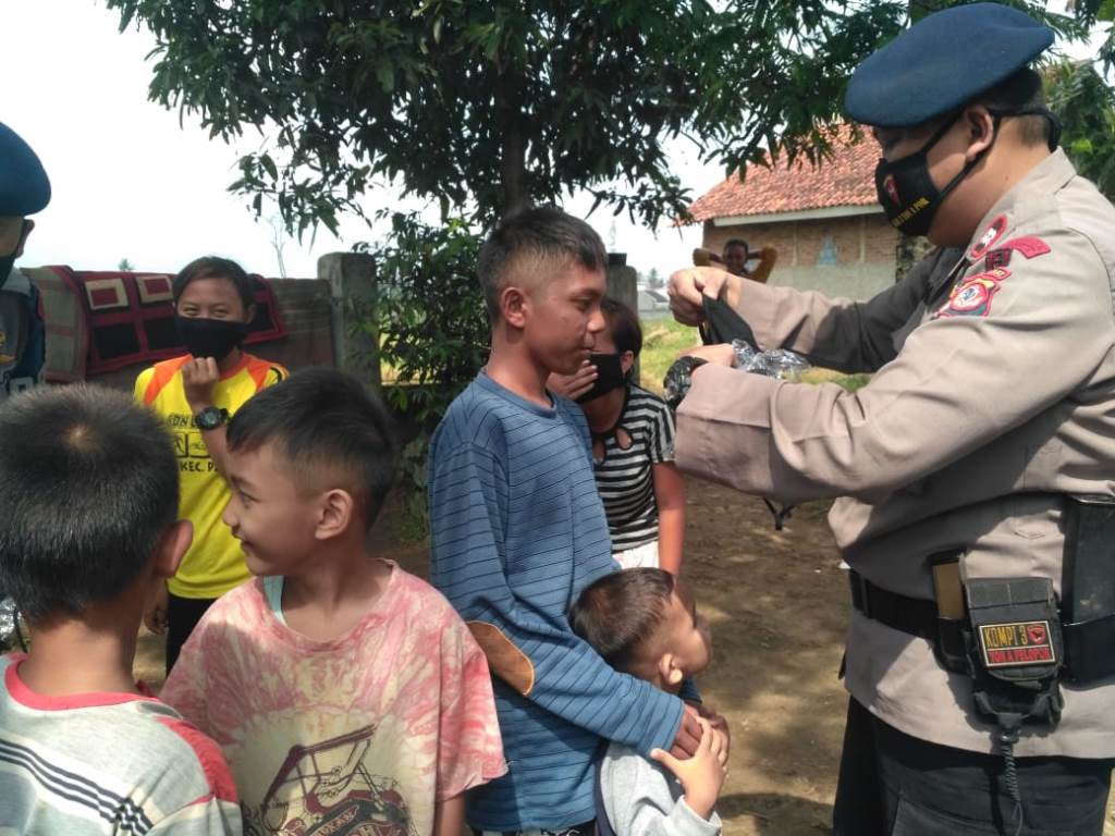 Bagikan Masker Gratis, Wujud Bhakti Sat Brimob Polda Jabar