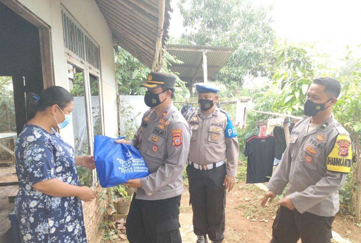 Polisi Di Cikampek Berikan BanSos Ke Warga Kurang Mampu
