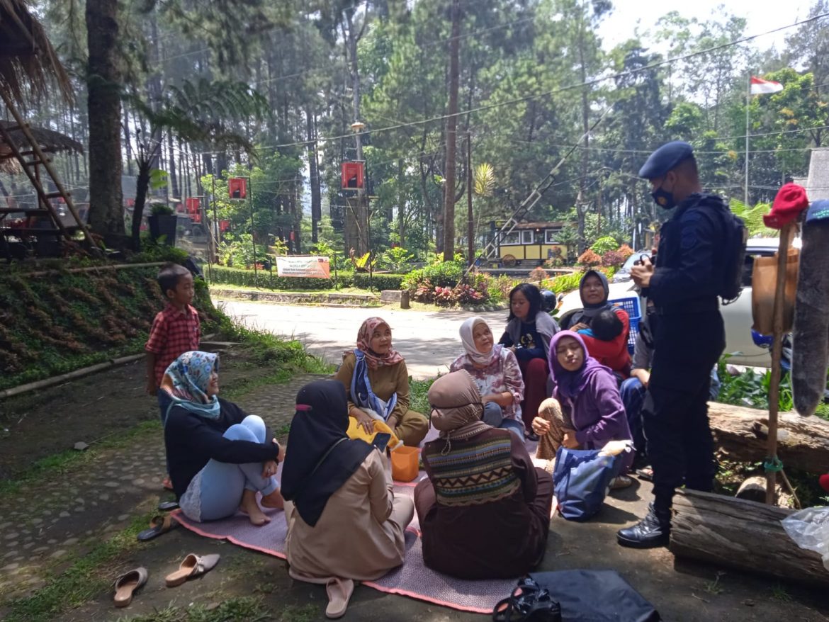 Patroli Sat Brimob Polda Jabar Himbau Agar Masyarakat Lembang Selalu Patuhi Protokol Kesehatan Serta Bagi – Bagi Masker