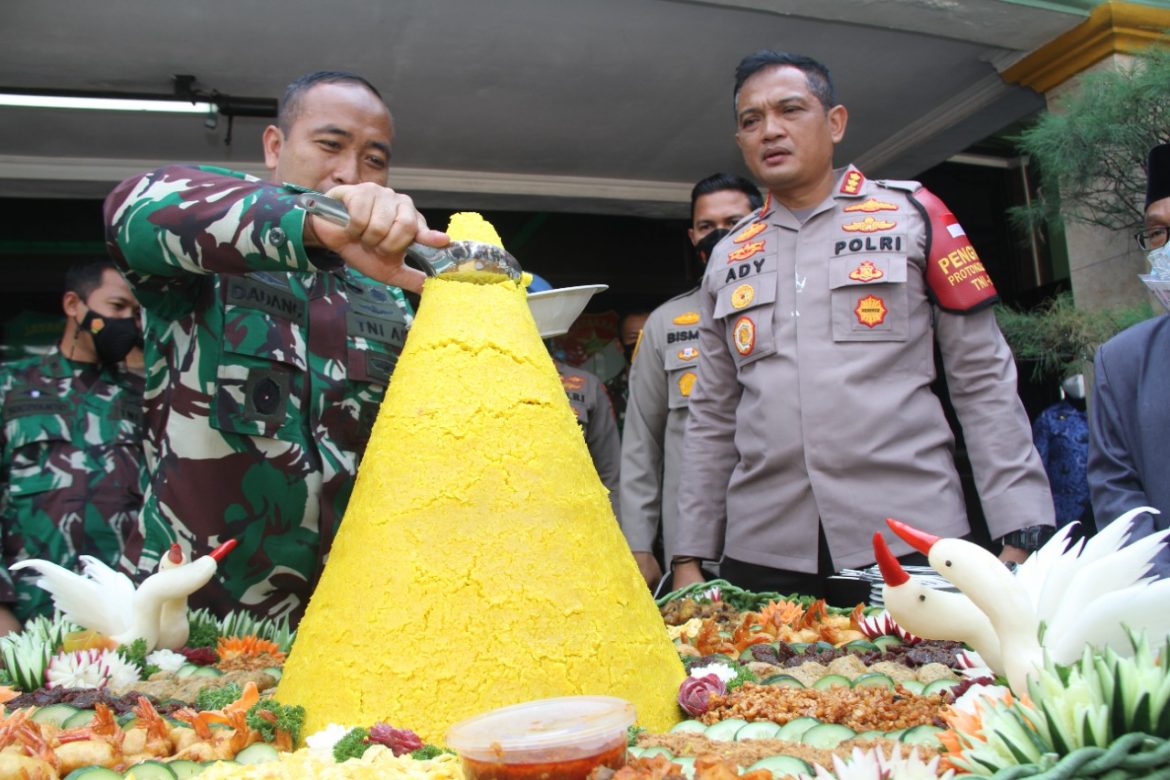 Puluhan Personel Polres Metro Jakarta Barat Berikan Kejutan di Hari Jadinya TNI ke-76 Tahun