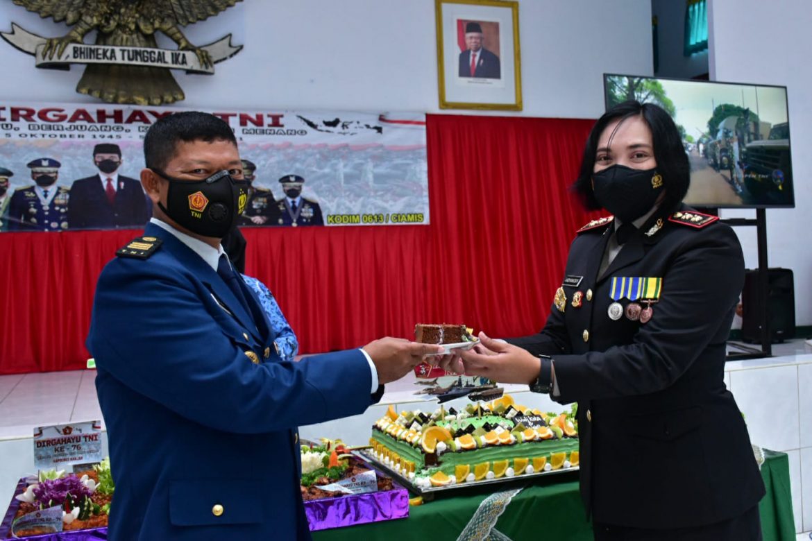 Di Hari Ulang Tahun TNI Ke-76, Kapolres Banjar Mendatangi Makodim 0613/Ciamis