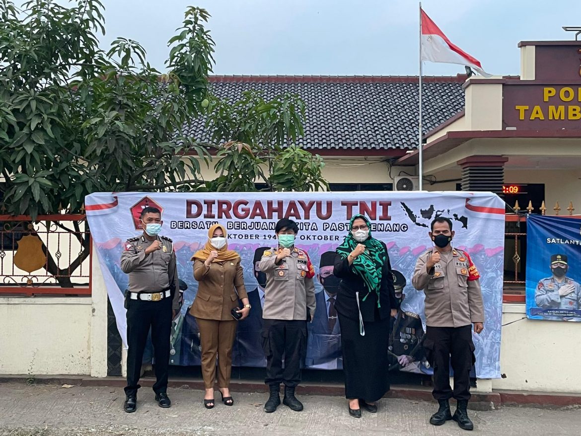 Dirgahayu TNI, Polsek Tambelang Pasang Spanduk Hut TNI Ke-76 di Mapolsek