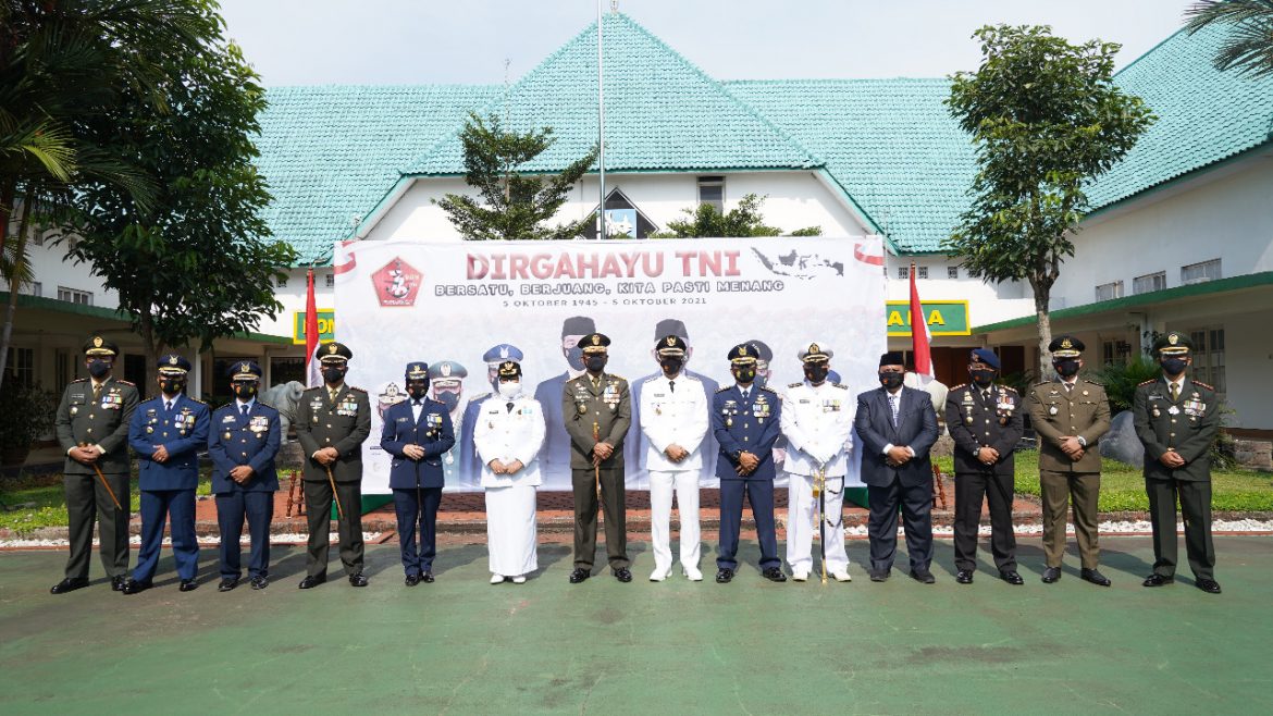 Presiden Joko Widodo Pimpin Pelaksanaan Peringatan HUT TNI ke-76 Secara Virtual di Ikuti oleh Seluruh Jajaran TNI di Gelar di Lapangan Makorem 061/Sk