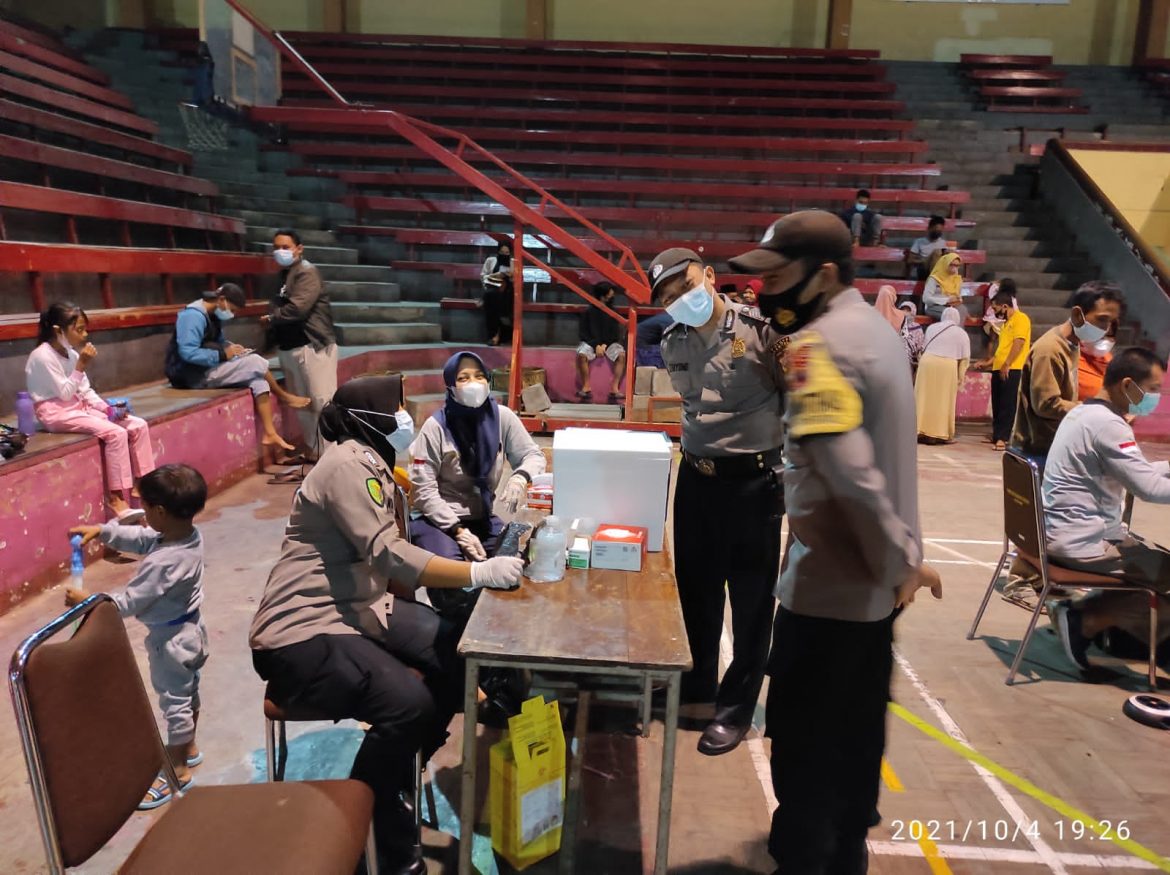 Kejar Target, Kapolres Kendal bersama Pemkab. Kendal Gelar vaksin Malam di Gor Bahurekso