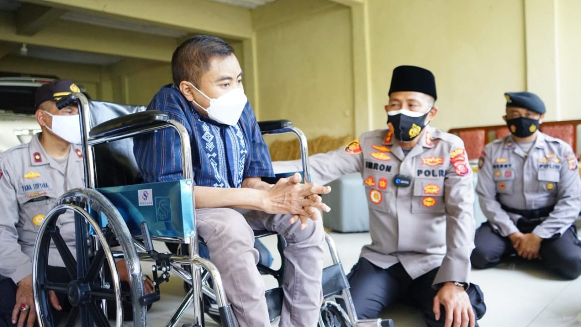 Polisi Terus Bagikan Bansos Dan Kursi Roda Di Cipatat