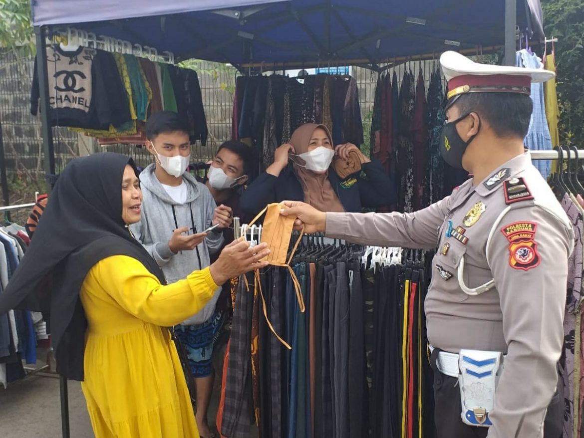 Polisi Tak Kenal Lelah Bagikan Masker Ke Pengunjung Pasar