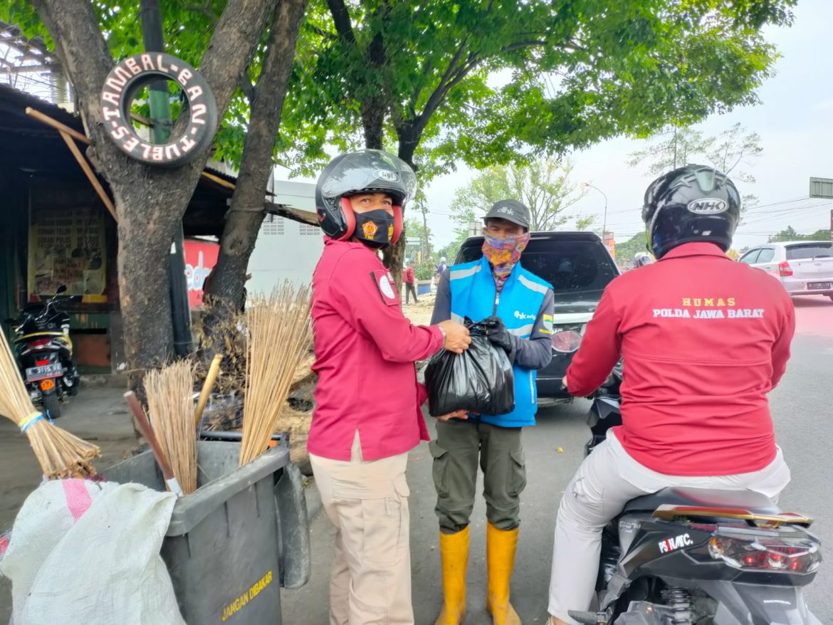 Peduli Masyarakat,Bid Humas Polda Jabar Bagikan Bansos Sembako