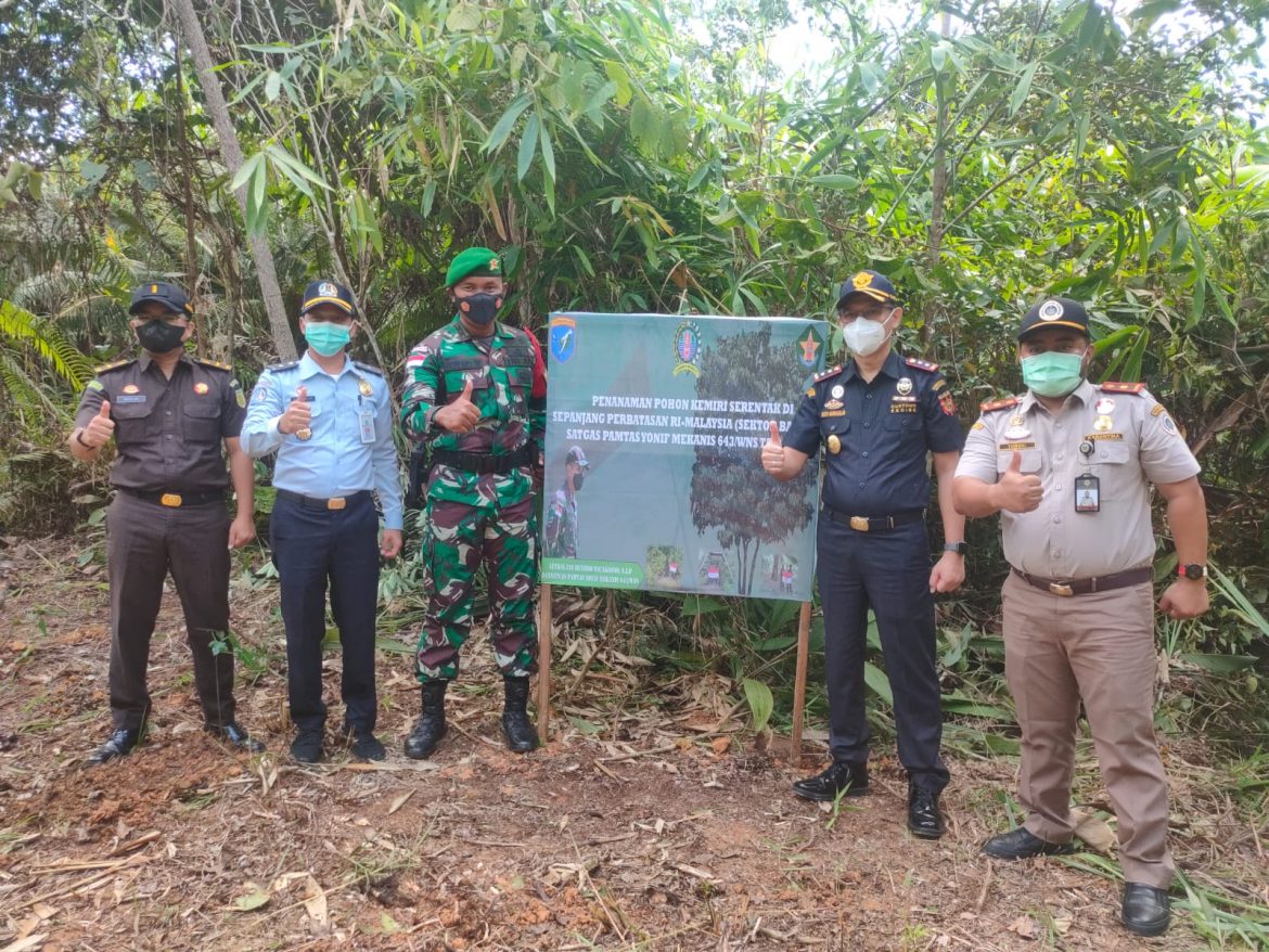 Wujudkan Program Unggulan, Satgas Pamtas Yonif Mekanis 643/Wns Lakukan Penanaman Serentak Pohon Kemiri Di Patok Batas