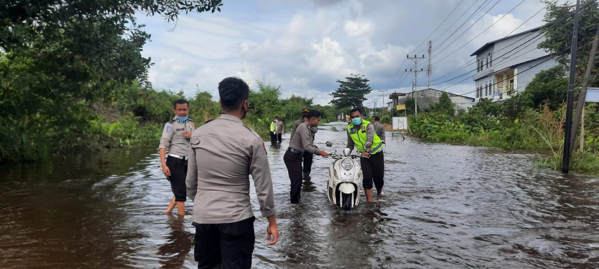 Pelayanan Prima, Polres Melawi Gunakan Truk dan Mobil Dinas Angkut Masyarakat Lewati Banjir