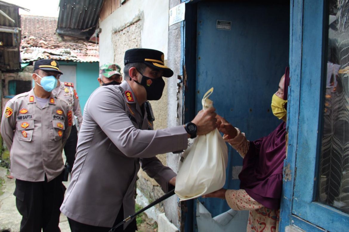 Polisi Distribusikan Bansos Kepada Warga Terdampak Covid-19