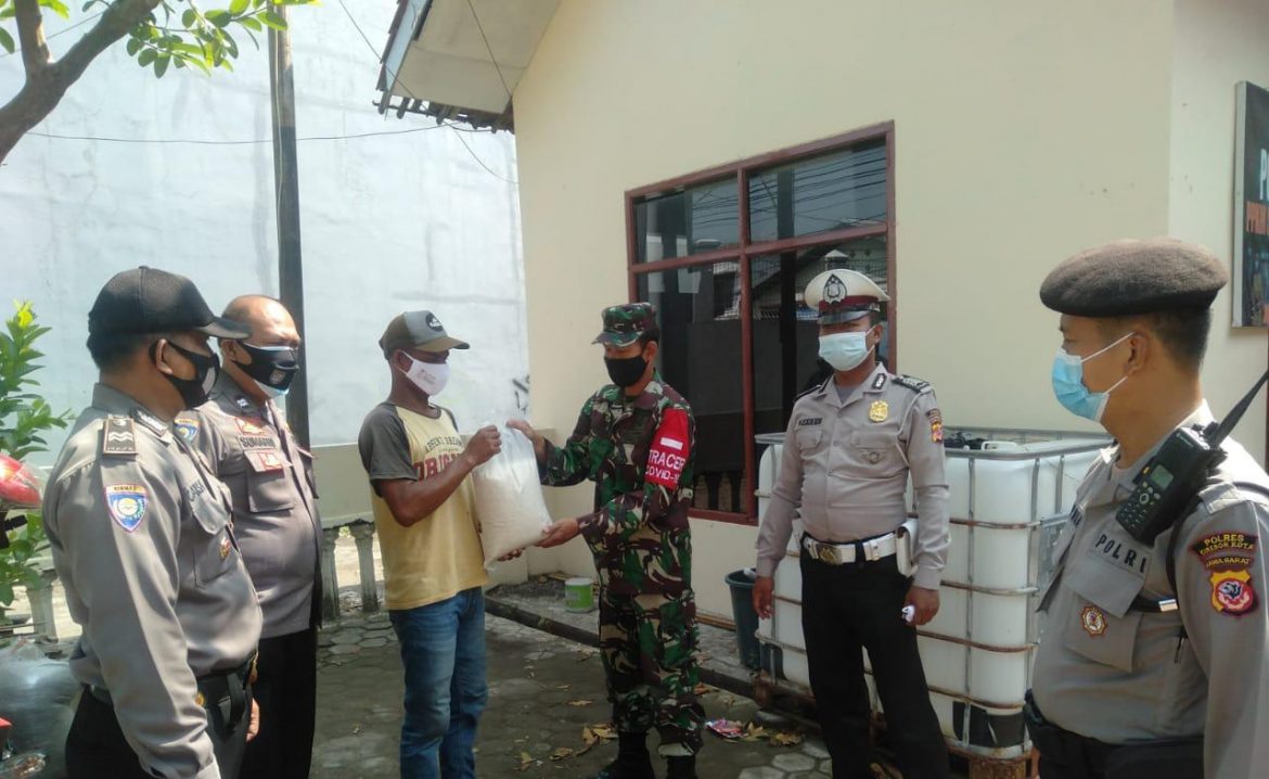 TNI – Polri Bersinergi Laksanakan Bansos Bagi Warga Terdampak Pandemi Covid-19 Ditengah PPKM