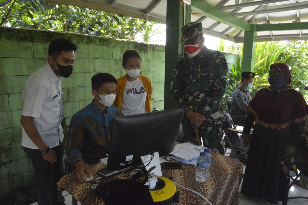 Danrem 061/Sk Tinjau Serbuan Vaksinasi Covid-19 Di Ponpes Umar Bin Khattob