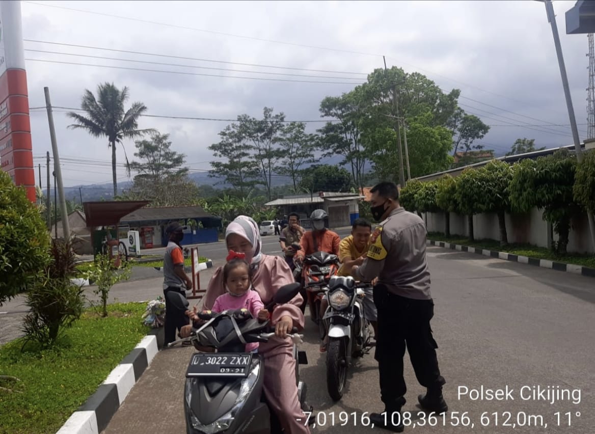 OPS Yustisi Polisi Bagikan Masker Untuk Mengedukasi Pentingnya Prokes