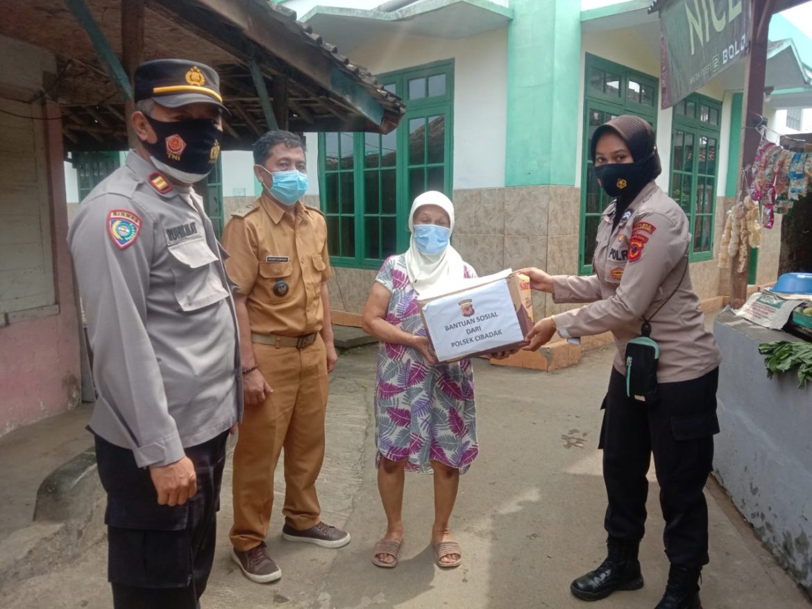 Polisi Bagikan Bansos 100 Sembako Kepada Warga Kurang Mampu