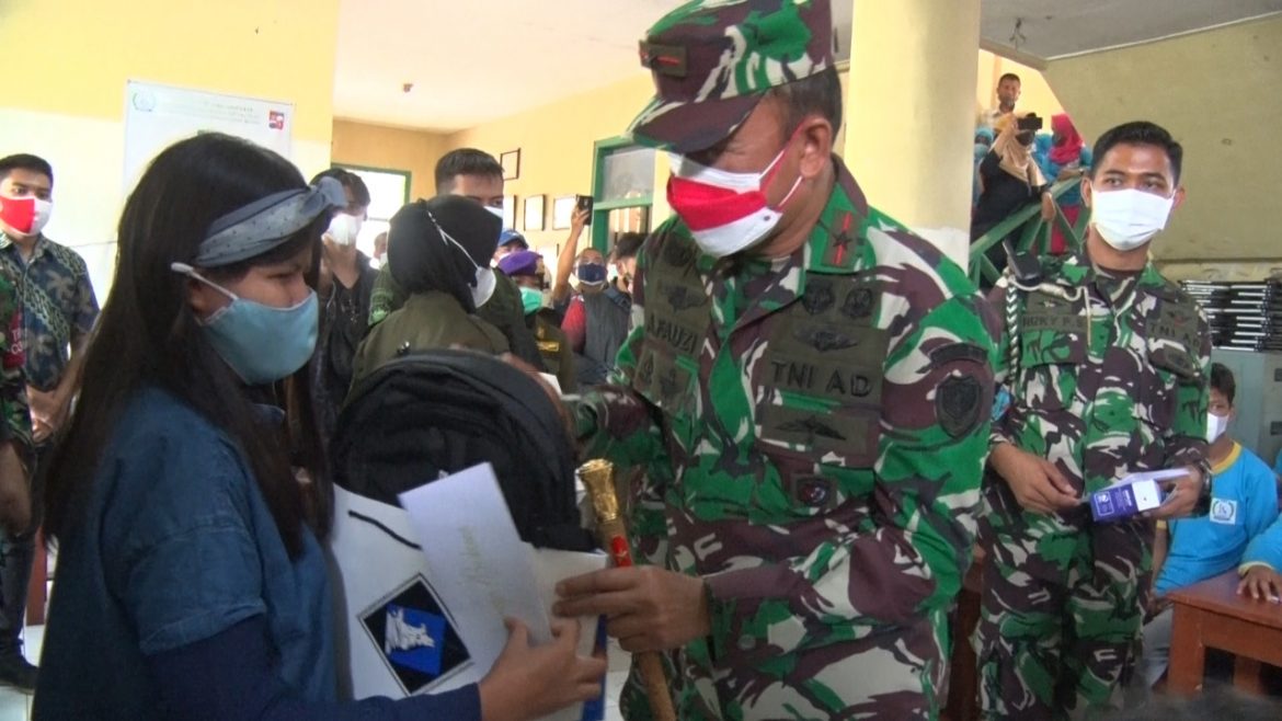Danrem 061/Sk Berikan Santunan Kepada Para Disabilatas Sebagai Wujud Kepedulian Dalam Rangka HUT TNI ke 76