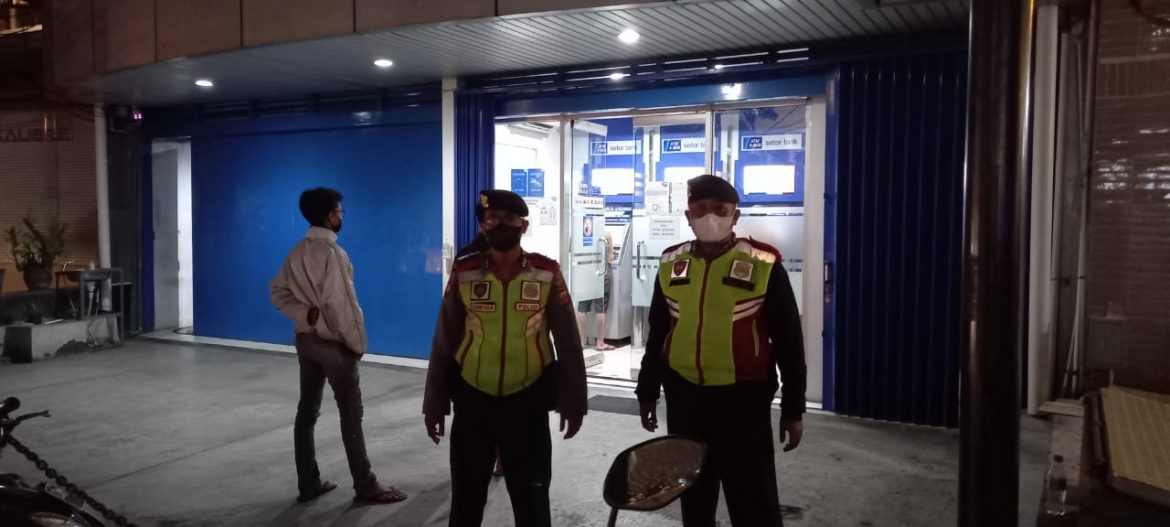 Personil Unit QR Samapta Polsek Astanaanyar Polrestabes Bandung Laksanakan Patroli Objek Vital Malam Hari