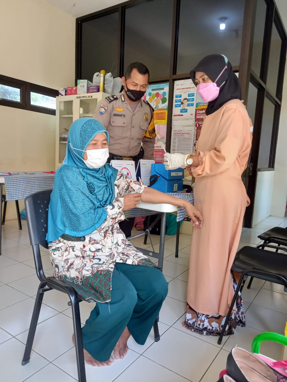 Polisi Tak Kenal Lelah Monitoring Vaksinasi Lansia
