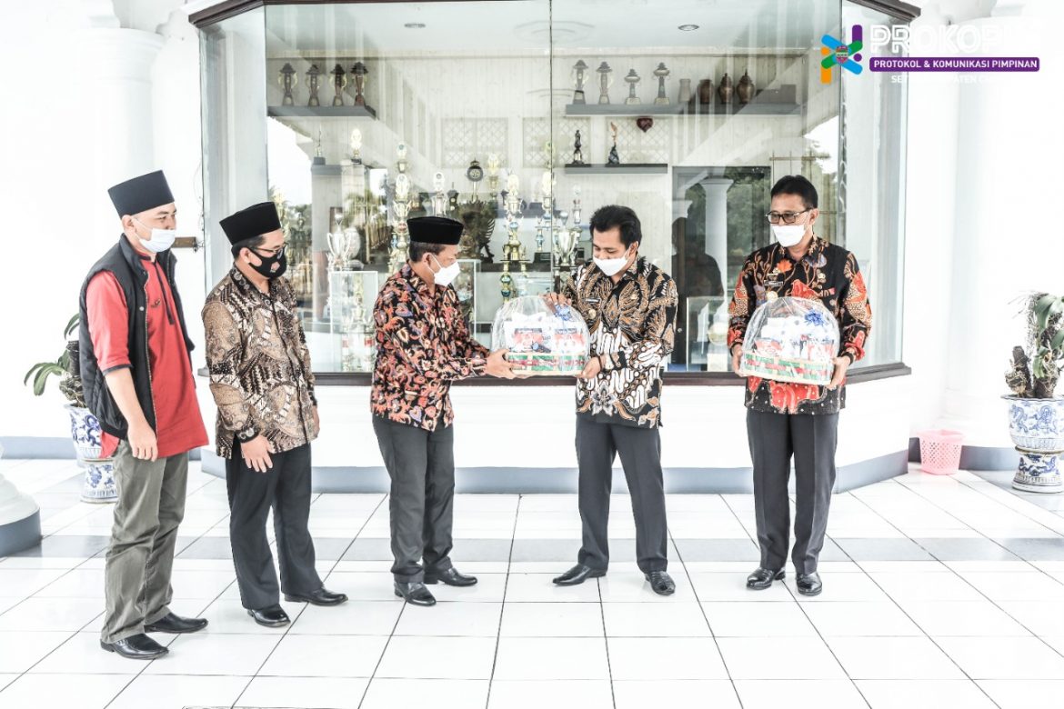 Bupati Ciamis Terima Bantuan 250 Paket Kebersihan Untuk Pesantren Ciamis dari PT Unilever Indonesia