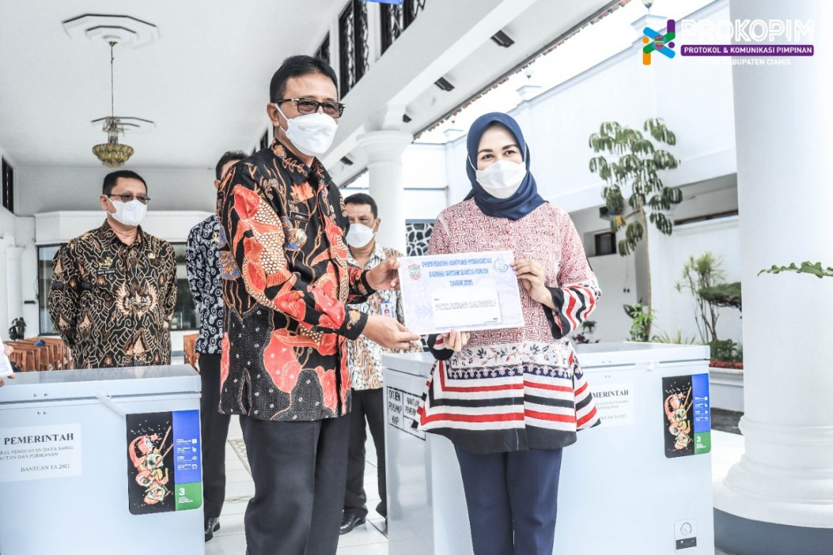 Bupati Herdiat Serahkan Bantuan 3 Sarana Sistem Rantai Dingin pada Poklahsar Ciamis