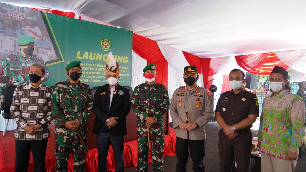Brigjen TNI Achmad Fauzi Sampeikan Korem 061/Sk Salurkan Bantuan Tunai Pedagang Kaki Lima dan Warung (BTPKLW) Untuk 14.200 Warga