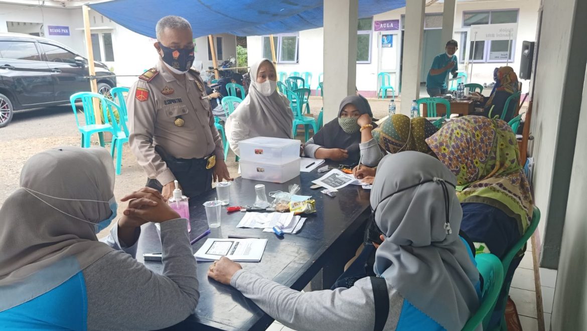 Polsek Cimaragas Polres Ciamis Gelar Vaksinasi Berikan Rasa Aman dan Nyaman kepada Nakes dan Peserta Vaksin di Desa Cimaragas