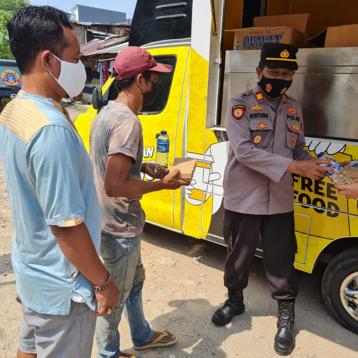 Jajaran Polsek Tanjung Duren Polres Metro Jakarta Barat Bagikan Makanan Gratis kepada Masyarakat yang Terdampak Wabah Covid-19