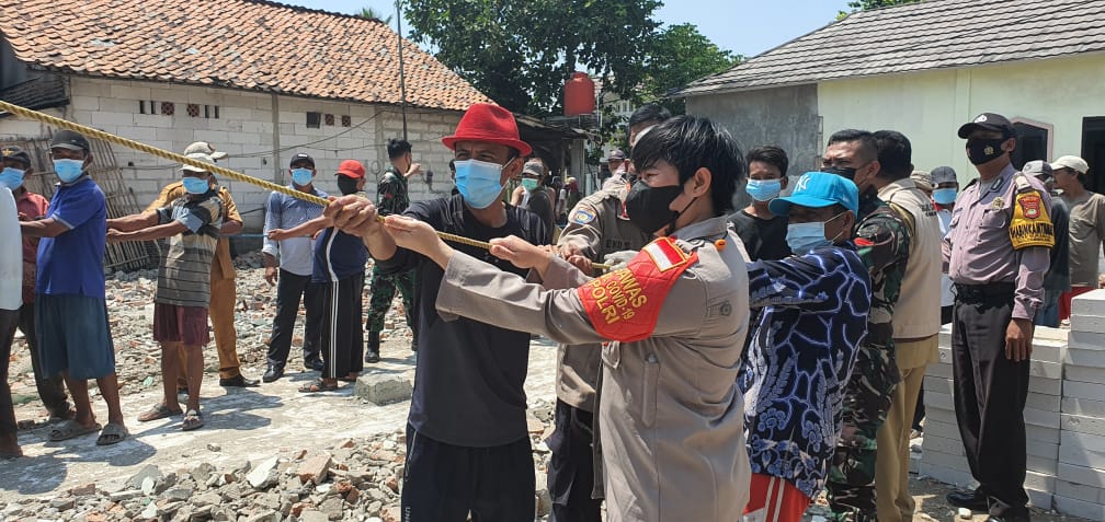 Polsek Tambelang Gelar Pembongkaran Bangunan Madrasah Raudatussibiyan