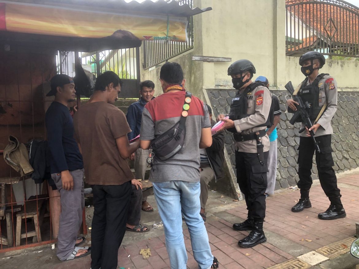 Bagi Bagi Masker Gratis Wujud Kepedulian Sat Brimob Polda Jabar