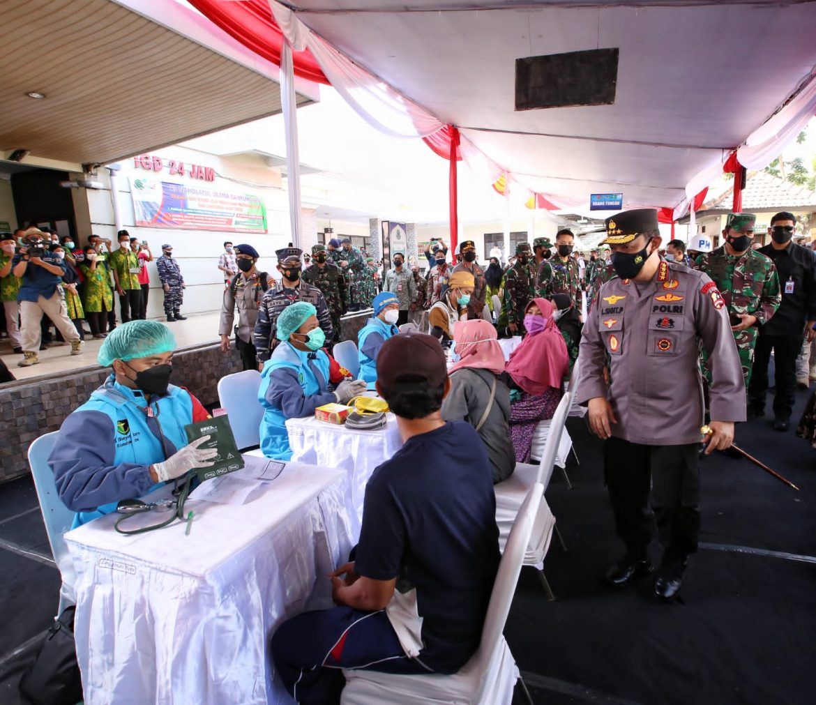 Gandeng PCNU Banyuwangi, Kapolri Kejar Target 70 Persen Vaksinasi Presiden Jokowi