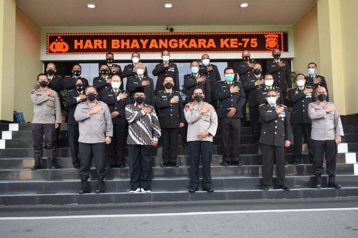 Kapolda Kalbar Pimpin Tradisi Wisuda Purna Bhakti Personil Polda Kalbar Tahun 2021