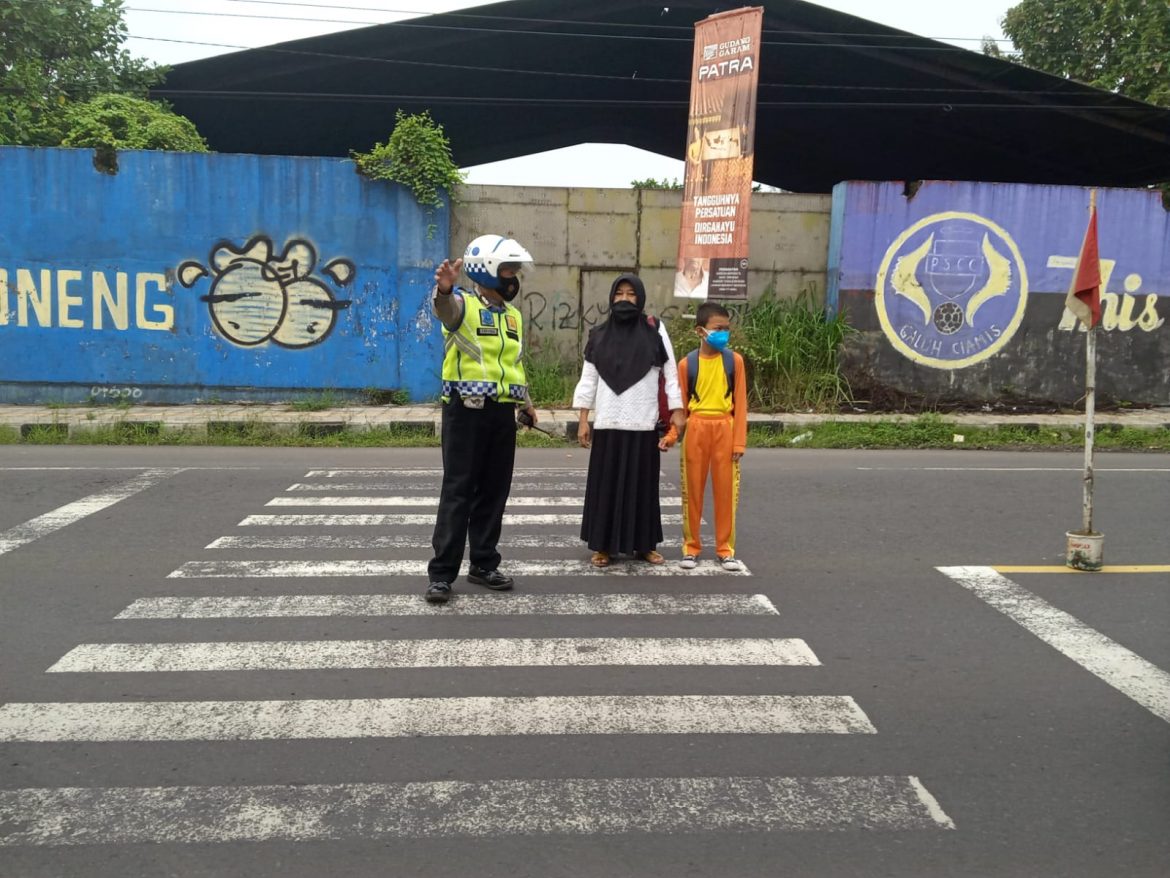 Polsek Cikoneng Polres CIamis Gelar Strong Point, Penjagaan dan Pengaturan Lalu Lintas