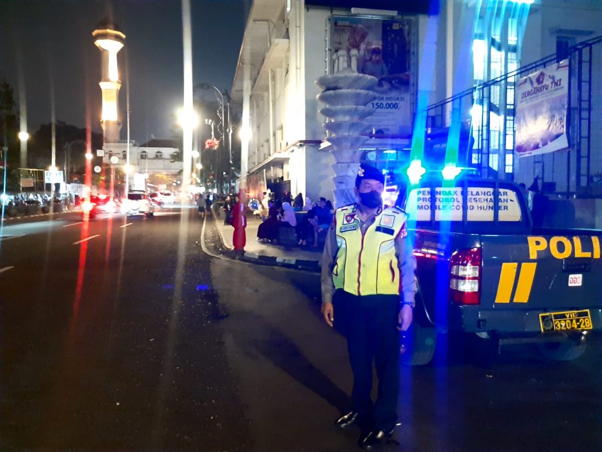 QR Sabhara Polsek Sumur Bandung Polrestabes Bandung Lautan Biru Antisipasi Gangguan Kamtibmas Di Malam Hari