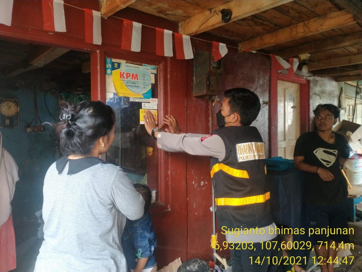 Bhabinkamtibmas Kel.Panjunan Polsek Astanaanyar Laksanakan Sambang Himbauan Prokes Dan Pemasangan Stiker