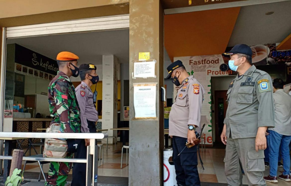 Kapolsek Bandung Kulon Polrestabes Bandung Pimpin Bakti Sosial Bagi-Bagi Sembako Dan Masker